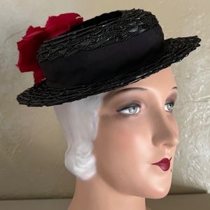 DELIGHTFUL 1940s' BLACK STRAW HAT WITH TOP OPENING + RED FABRIC FLOWERS